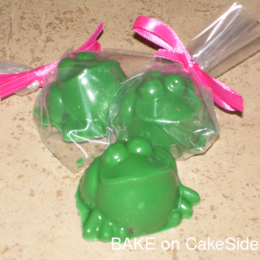 Thumb cakes frog pops etc 004